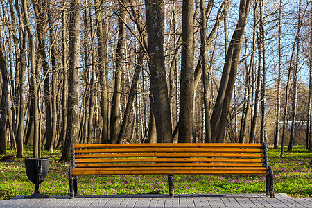弹簧公园中的空长椅图片