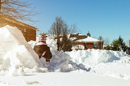 女孩在冬天玩雪游戏图片