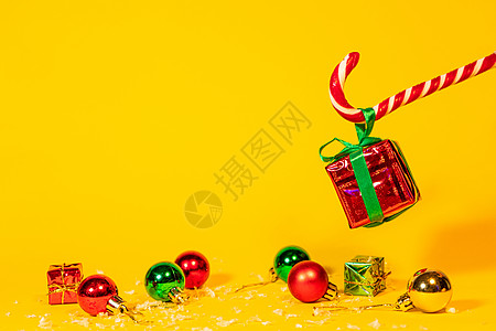 糖果甘蔗棒棒棒棒糖拿着礼物盒和圣诞礼物图片
