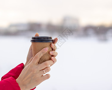 冬天的年轻女子 喝杯热咖啡或茶酿造工作女孩热饮纸板女士液体商业手套天气图片