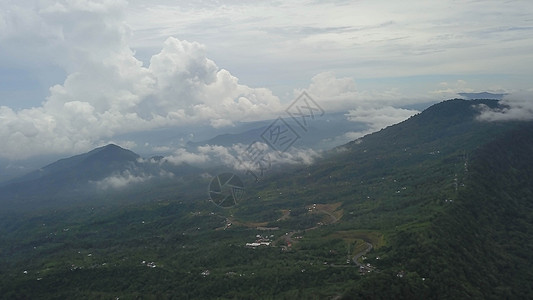 印度尼西亚Buyan湖和Bedugul村的空中无人驾驶飞机飞行场景森林建筑学旅游假期风景高尔夫球丛林双胞胎场地图片