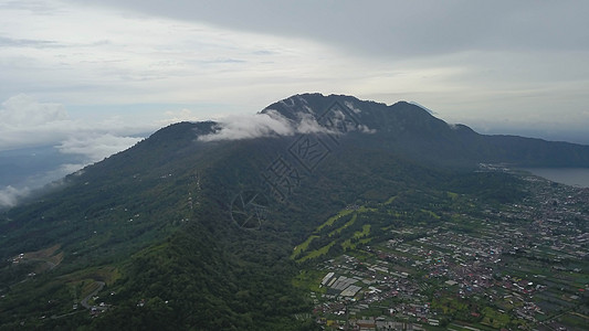 印度尼西亚Buyan湖和Bedugul村的空中无人驾驶飞机飞行顶峰建筑场地旅游旅行建筑学房子热带植物天空图片