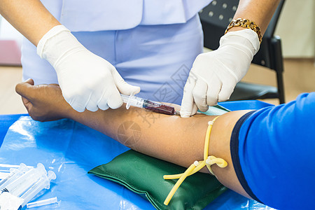 医生在手臂上注射针头 以收集血液进行血热测试护士医院女士采样药品甘油三酯注射器压力考试医疗图片