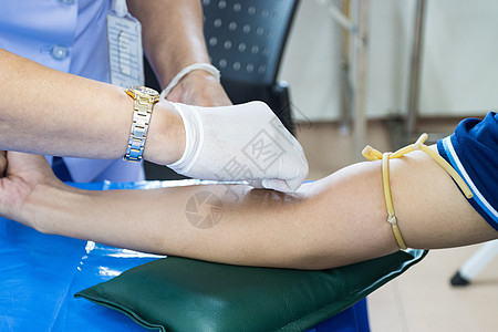 医生在手臂上注射针头 以收集血液进行血热测试注射器考试重量压力检查甘油三酯医院梅毒实验室男人图片