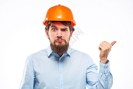 橙色建筑一个男人手举手的手势 一个工程师橙色硬帽安全建筑职业安全帽白色工作室经理帽子头盔商业黄色男性背景