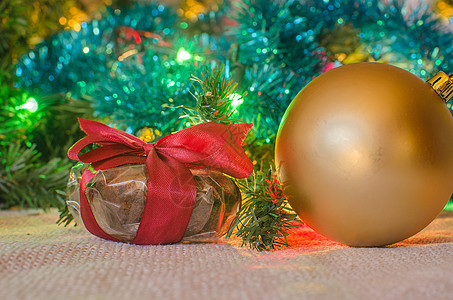 圣诞节或新年礼物 假日树背景上有球丝带金子松树桌子玩具假期派对气泡装饰惊喜图片