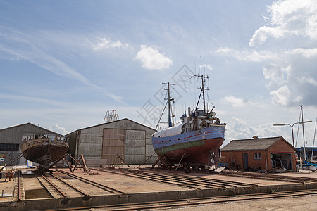 丹麦Hunddested的干旱码头船坞工作钓鱼港口血管村庄海洋木头海岸维修图片