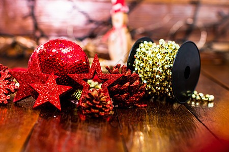 装饰圣诞树的装饰品和装饰品风格彩灯饰品季节假期花环金子卡片圣诞礼物圣诞图片