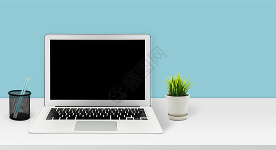 模型笔记本电脑在办公室工作区的桌子上显示空白屏幕 模型计算机屏幕为空 键盘鼠标植物和复制空间在家庭业务演示概念的桌子上图片