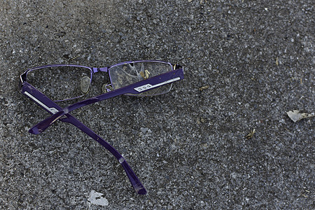 沿着人行道留下了旧的破眼镜图片