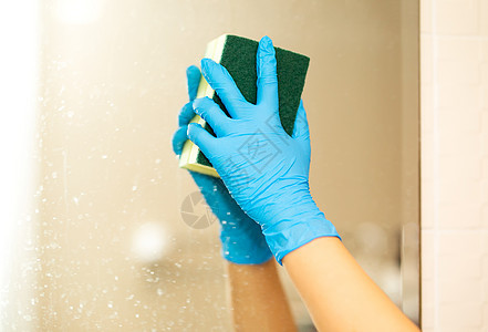 手放在照片中的蓝色橡胶手套中 清除和洗涤浴室水槽生物危害健康女士女性细菌家政卫生间洗涤剂清洁工图片