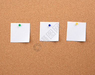 白色白方空白纸 被钉在软木板上邮政公告栏备忘录广告牌笔记软木笔记纸标签木板办公室图片