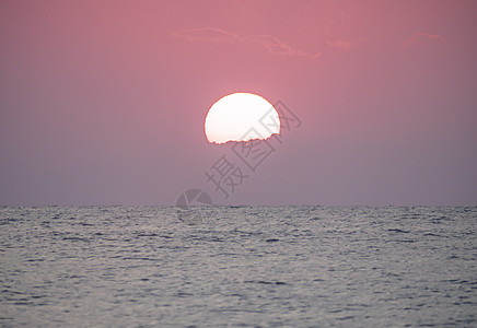 红色日出大太阳过海日出日落反思太阳地平线海浪海岸支撑热带假期旅游背景