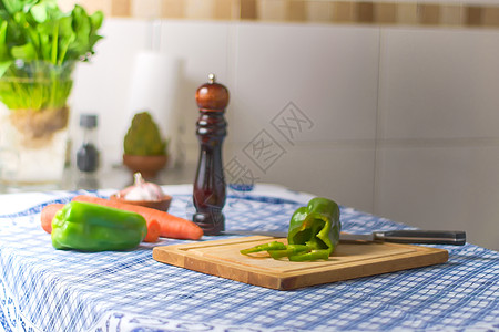 剪切板上的胡椒和厨房柜台的新鲜原料 笑声蔬菜排毒烹饪台面背景营养大理石木板食物选择性图片