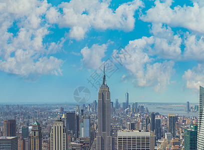 2013年6月10日 纽约城 日落时从城市屋顶对曼哈顿进行全景空中观察地标建筑学吸引力场景水平天际金融天线商业摄影图片