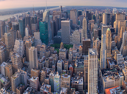 2013年6月10日 纽约城 日落时从城市屋顶对曼哈顿进行全景空中观察水平高楼建筑学金融市中心天空帝国天线街道都市图片
