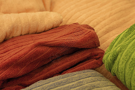 多色毛巾 床铺上散着面纱花 扭曲的图片图案 从前方看图片