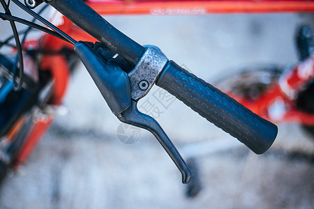 自行车把手栏和休息间 自行车修理 背景模糊零部件配件自由服务旅行运输运动车把动机维修图片