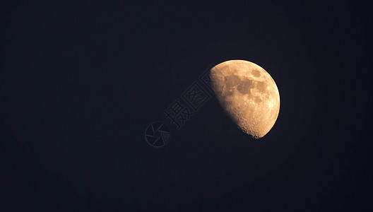 黄半月的极端放大远视照片 夜间在晴天上看到月球月亮黑色陨石月光天空卫星宇宙行星科学图片
