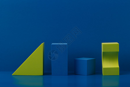 具有复制空间的蓝色背景上蓝色和绿色几何图形的抽象组合图片