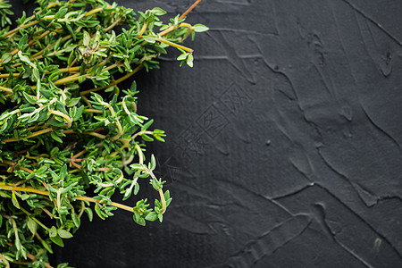 甲状腺绿群 黑色背景 顶视图 有复制文本空间文字纹理草本美味香气绿色烹饪植物叶子草本植物图片