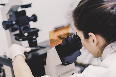 生命科学研究员在基因科学实验室进行显微镜观察专家卫生外套学习项目化学药剂师技术遗传学女士图片