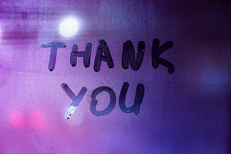 谢谢你手写在紫蓝色夜雾窗玻璃上的文字 — 有选择地聚焦的特写图片