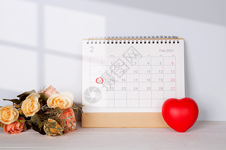 日历 花朵和心形 附有备忘录 2 月 14 日情人节在办公桌上 提醒爱情惊喜 浪漫和甜蜜 庆祝和装饰 顶视图 假日概念假期规划师图片