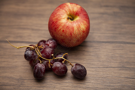 苹果和葡萄科学市场营养蛴螬木头小吃收成食物经济学桌子图片