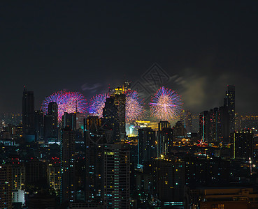 曼谷天线在黄昏时的夜光景 充满多彩的烟火和城市景色艺术地标烟花背景天空景观假期节日展示倒数图片