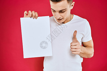 男性海报持有纸质复制空间T恤红色背景材料的情绪型男子快乐卡片标语广告成人商业推介会人士工作室男性背景