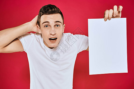男性海报男子持有白纸 复制办公办公室特配红色背景快乐人士幸福标语男性成人商业广告牌横幅衬衫背景