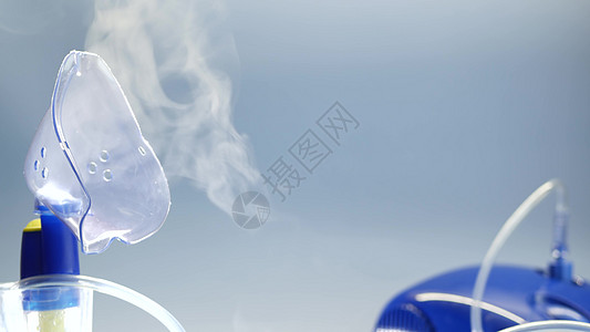 雾化器的氧气面罩 用于肺炎 covid sars 和支气管炎治疗的医疗设备 吸入器 呼吸肺部疾病恢复 流感 咳嗽和支气管哮喘治疗背景图片
