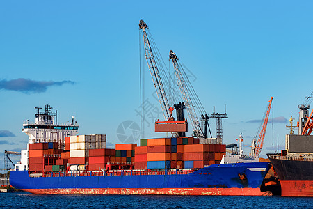 蓝色集装箱船舶装载贸易卸载贮存物流起重机货运国际出口运输货物图片