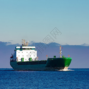 绿色货船蓝色正方形进口商业海洋天空紫色血管船运航行图片