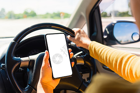 妇女在汽车内使用手持移动智能手机的车内交通助手咖啡驾驶技术短信导航定位展示全球图片