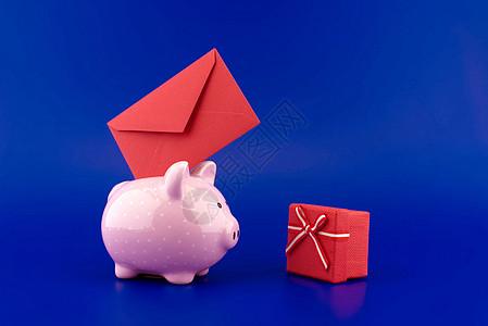 信封插入存钱罐和礼物 bo投资货币商业经济金融房子现金盒子蓝色财富图片