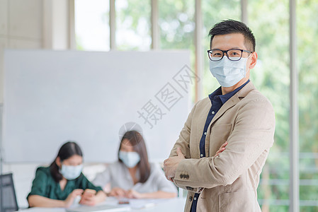 企业雇员在办公室工作时戴面罩 以遵守公司政策 保持卫生流感人士安全技术智力头脑风暴职业凝胶职场图片