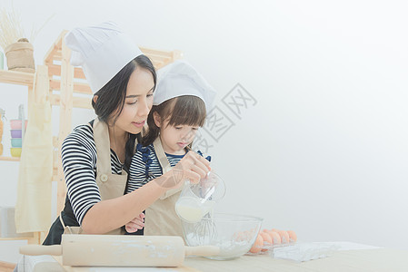 幸福的家庭在厨房里 亚洲母亲和女儿准备了做蛋糕的面团 笑声童年快乐女孩婴儿教育喜悦烹饪微笑乐趣帮手图片