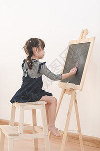 快乐的亚洲女孩在黑板上用粉笔画漫画 在家里学习学生写作绘画教育刷子知识艺术学校幼儿园微笑图片