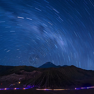 长时间曝光拍摄布罗莫火山上方的星迹印度尼西亚天文摄影图片