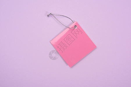 紫背景上的粉红色纸标签图片