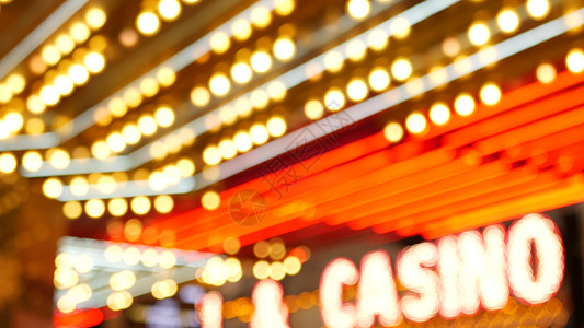 位于美国拉斯维加斯的模糊的复古赌场装饰展露式摘要结束 Freemont街上闪烁着发光的古董时装灯泡 在弗朗蒙特街混合线条坡度霓虹图片