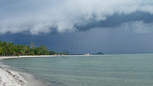 在潮湿的雨季 泰国苏梅岛的沙质海岸挥舞着蓝色的大海 异国情调的热带海洋海滩上的飓风和风暴警告 疾风不祥云 危险台风雷暴海景气旋天图片