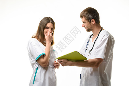医生给护士看开病人治疗处方时出错的病例图片