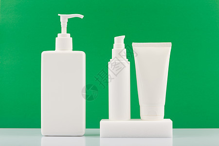 绿色背景下白色无品牌管装护肤美容产品套装 有机化妆品的概念图片