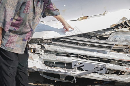 被损坏的破车撞坏 车祸事故保险危险汽车碰撞金属粉碎车辆损害灾难运输图片