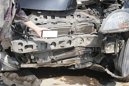 手拍被撞坏的破车失事的照片 车祸事故金属危险维修安全汽车车辆损害手机电话保险图片