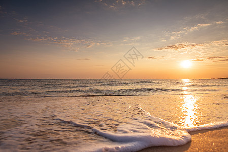 海滩上美丽的热带日出阳光海洋卡片日落海岸墙纸反射假期场景太阳橙子图片
