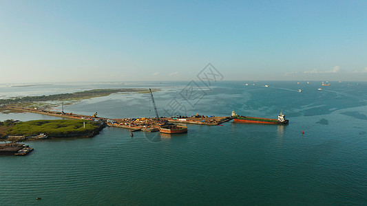 宿务岛海港有船只 从上面看港口码头运输物流贮存贸易海洋货物起重机货运图片